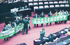 1999年，立法院舉行全院委員會，審查在野黨所提出對行政院長蕭萬長的不信任案。圖／聯合報系資料照片