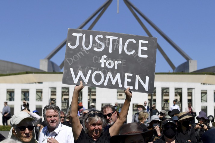 澳洲抗議群眾3月15日在坎培拉國會大廈前為女性討公道。美聯社