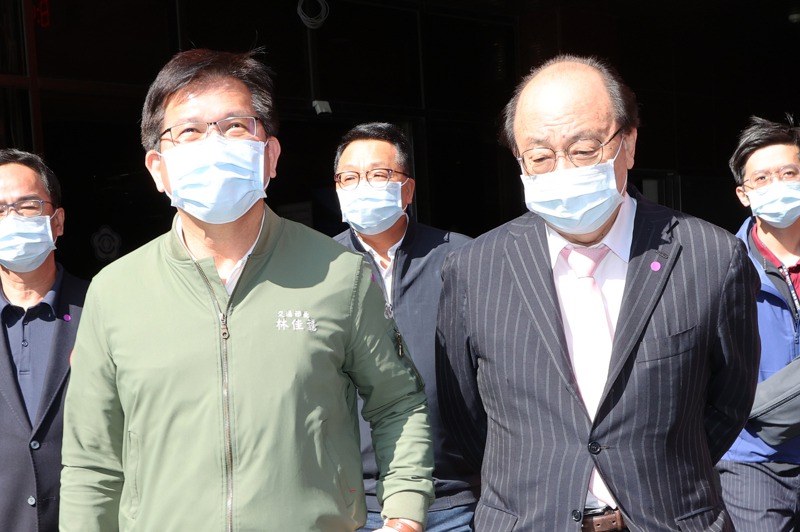交通部長林佳龍（左）今天一早在民進黨團總召柯建銘（右）等陪同下進入立法院。記者潘俊宏／攝影