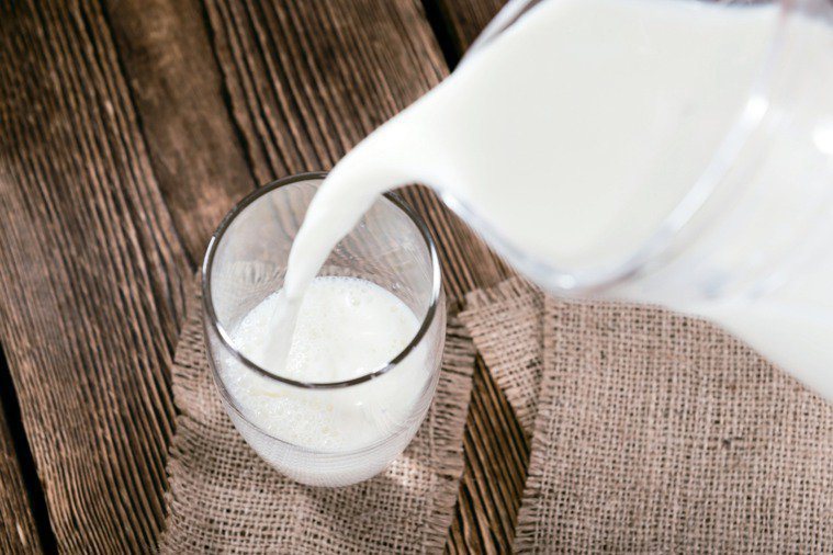 睡前喝一杯熱牛奶也能幫助入睡又能補鈣。圖／123RF、Pixabay