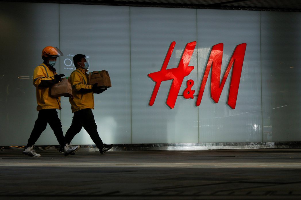 近日，中國的宣傳部門突然針對知名服裝品牌H&M去年發布的聲明出手。 圖／路透社