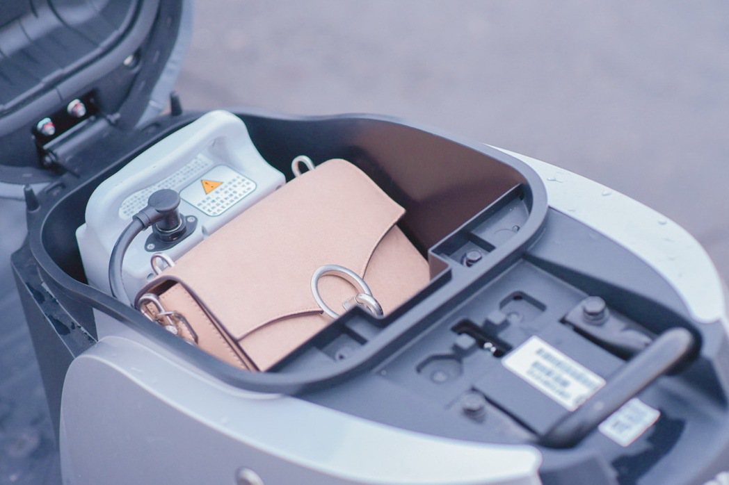 eMOVING電動自行車皆配備可攜式電池設計，可根據自身情況進行車充或者家充。 ...
