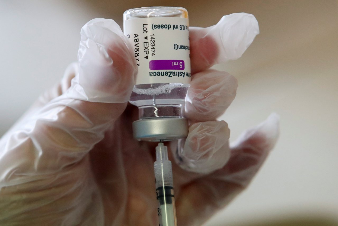 基於血栓疑慮，英國疫苗監管機構建議30歲以下成人不要施打牛津-阿斯特捷利康公司（AZ）疫苗。路透