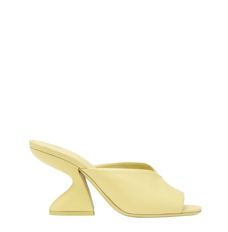SLOANE黃色小羊皮F形鞋跟涼鞋，28,900元。圖／Salvatore Ferragamo提供