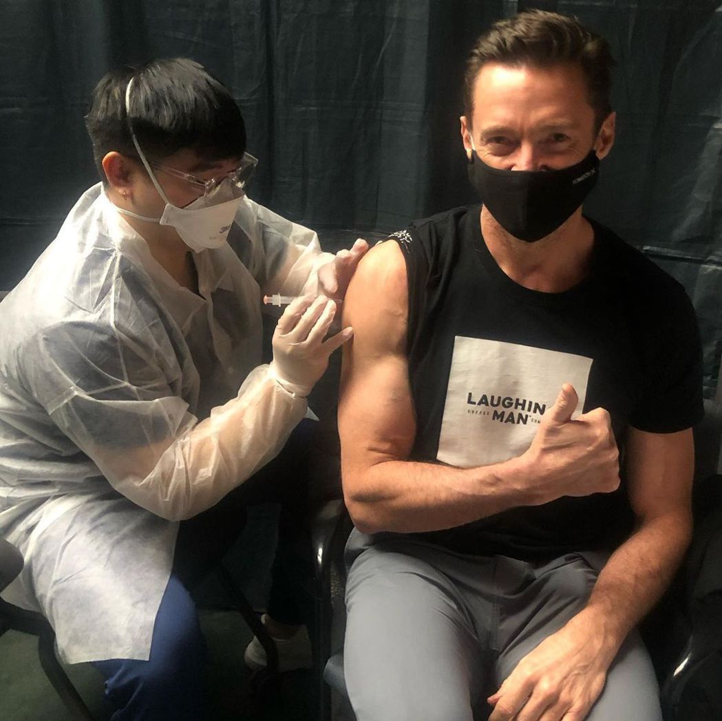 休杰克曼发布接种新冠肺炎疫苗的照片，鼓励观众跟进。图／摘自Instagram