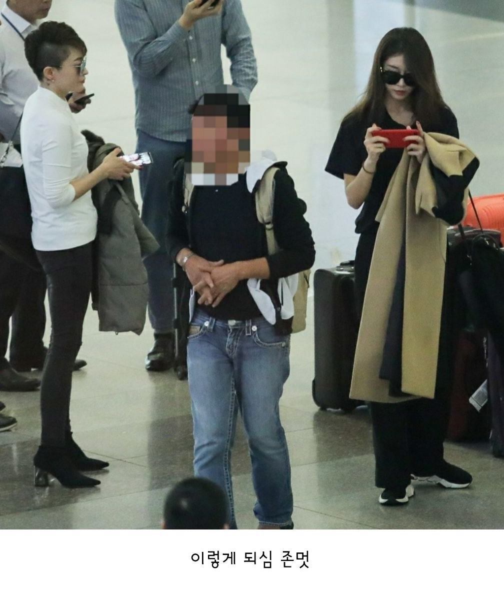 芝妍和媽媽（白衣者）曾被拍到在機場同框。圖／擷自臉書