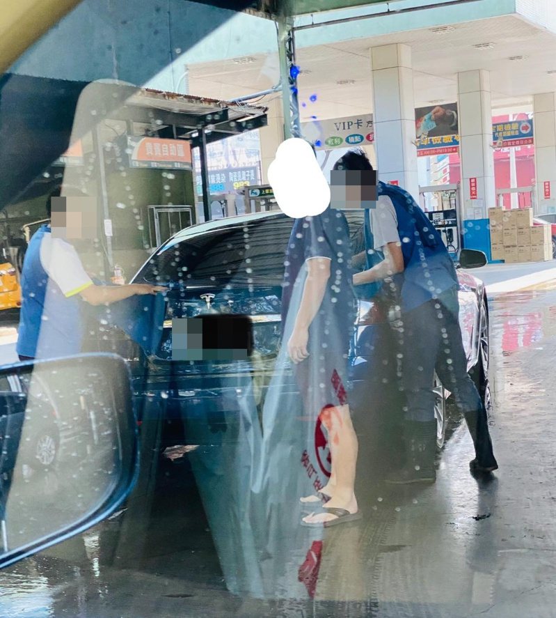 有網友目睹，一位駕駛特斯拉的車主，竟下車對洗車工讀生指指點點。圖／翻攝自爆怨2公社