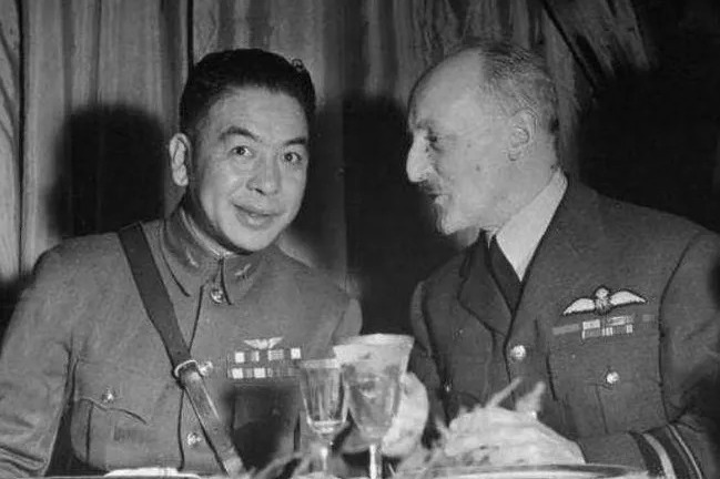 毛邦初（左）原是蔣中正在美親信，後因不滿海軍人事，在美國爆料國府軍購醜聞。圖／取自微博