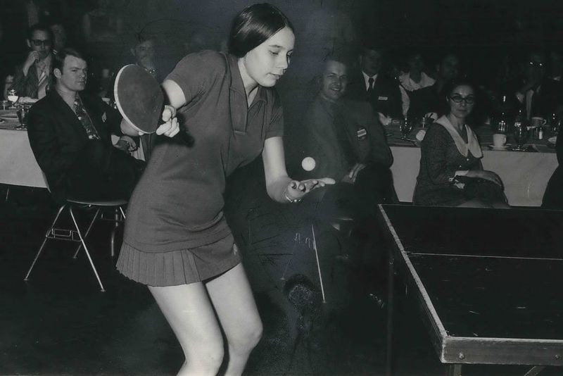 15歲的美國隊選手茱蒂．波琴斯基1971年在北京進行乒乓外交。圖為波琴斯基打球英姿。圖／取自美國桌球隊官網