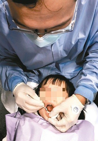 孩童牙齒雜亂、咬合異常，有可能是鼻過敏所致。本報資料照片