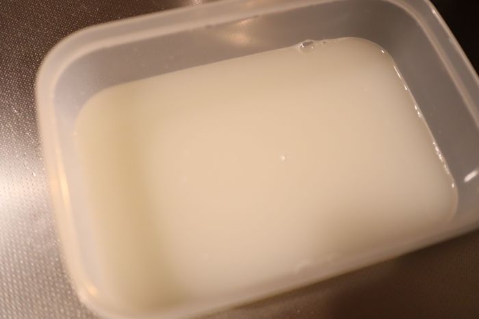 讓餐盒浸泡洗米水一整晚後，就能去除食物的味道。圖擷取自暮らしニスタ