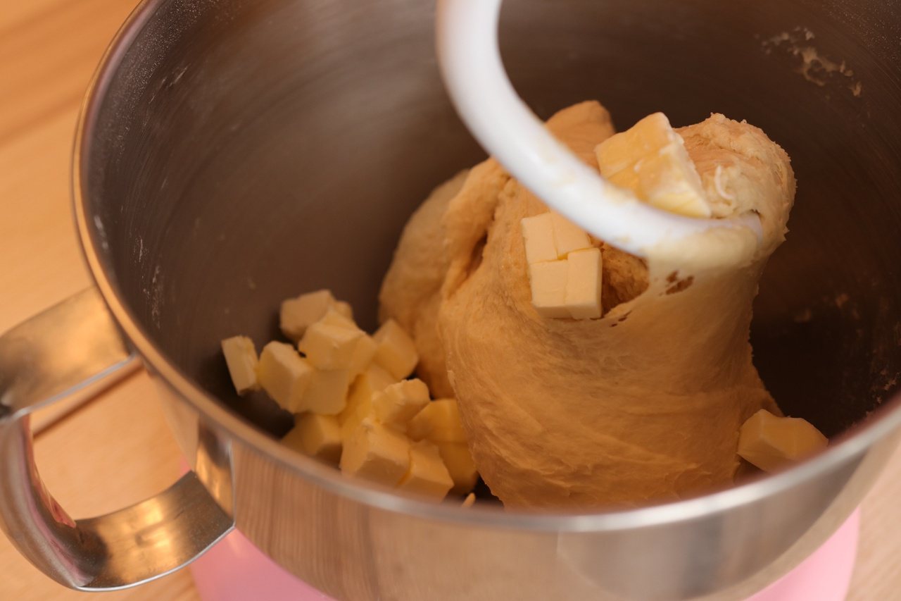 先以低速攪拌確認奶油吃進麵糰中。 圖／如何出版社提供