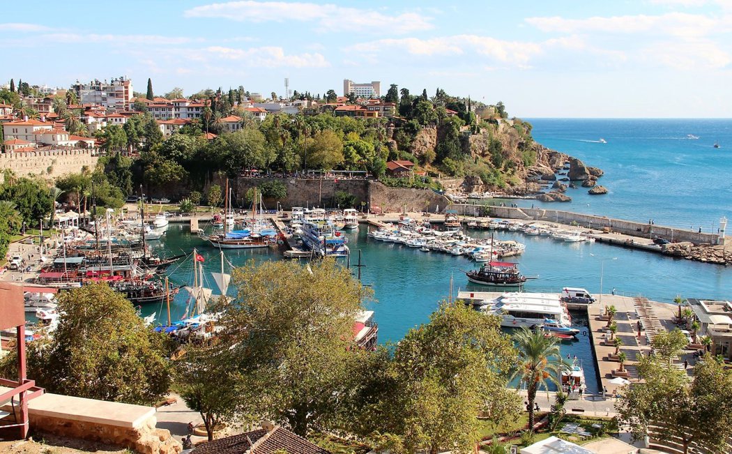 位於地中海沿岸的安塔利亞，風景如畫的老城港口。