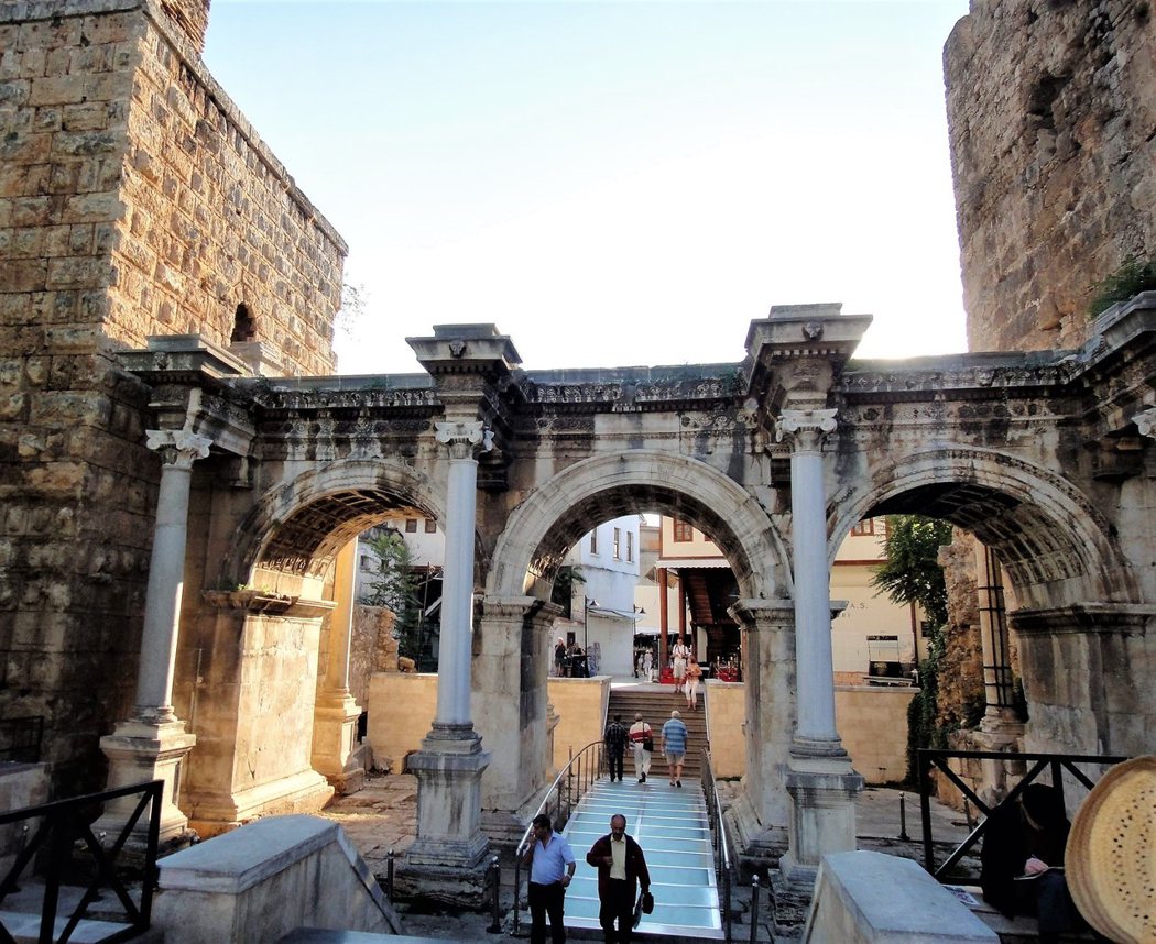 哈德良門 (Hadrian’s Gate) 是一座凱旋門，也是老城區的入口之一，建於西元130年。當時為紀念羅馬皇帝哈德良到訪這個城市而建，如今只剩下這氣勢宏偉的三個拱門被保存下來。