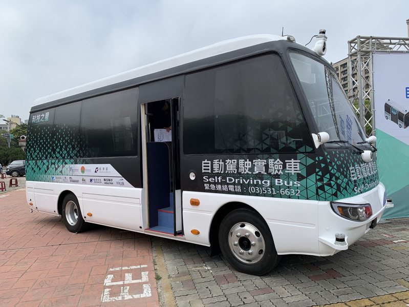4月15日起竹北市共有4輛自駕巴士，將在夜間時段進行不載客測試。記者陳斯穎／攝影
