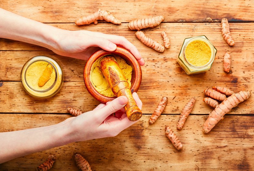 薑黃富含營養素，常被磨成粉狀使用。 圖／Shutterstock 提供