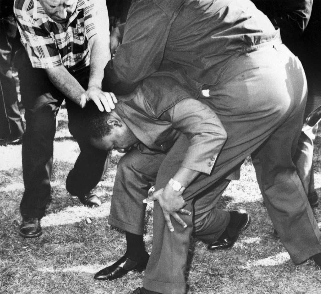 1966年8月6日，金恩博士在芝加哥率隊遊行時遭遇襲擊而屈膝蹲下，這張留存在檔案...