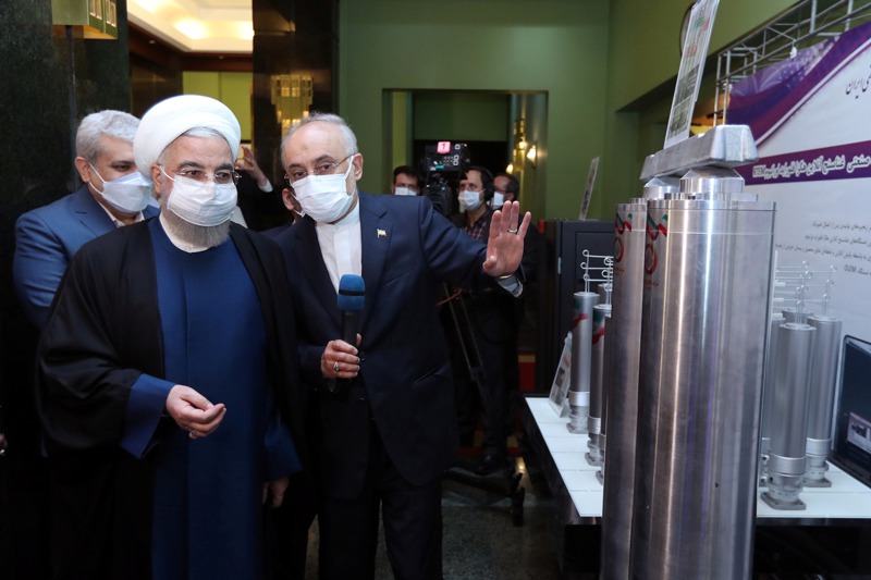 伊朗總統羅哈尼（左）於10日「全國核能日」參觀納坦茲核設施的先進濃縮鈾離心機。路透