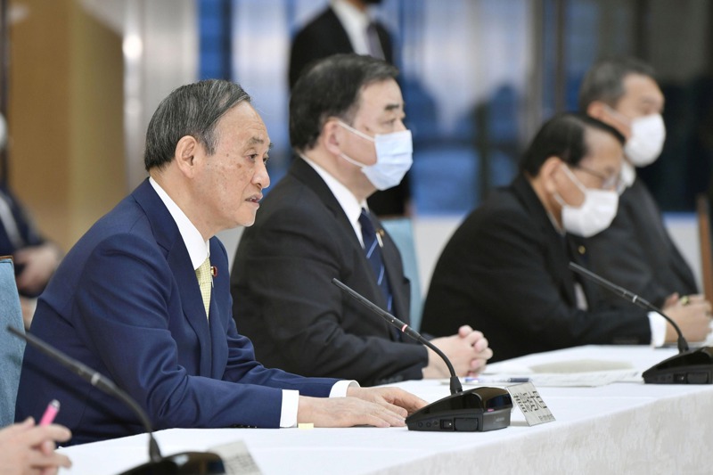 日本首相菅義偉（左）13日說，清掉處理過的輻汙水，是福島第一核電廠不能回避的課題，政府做出最實際的決定。路透