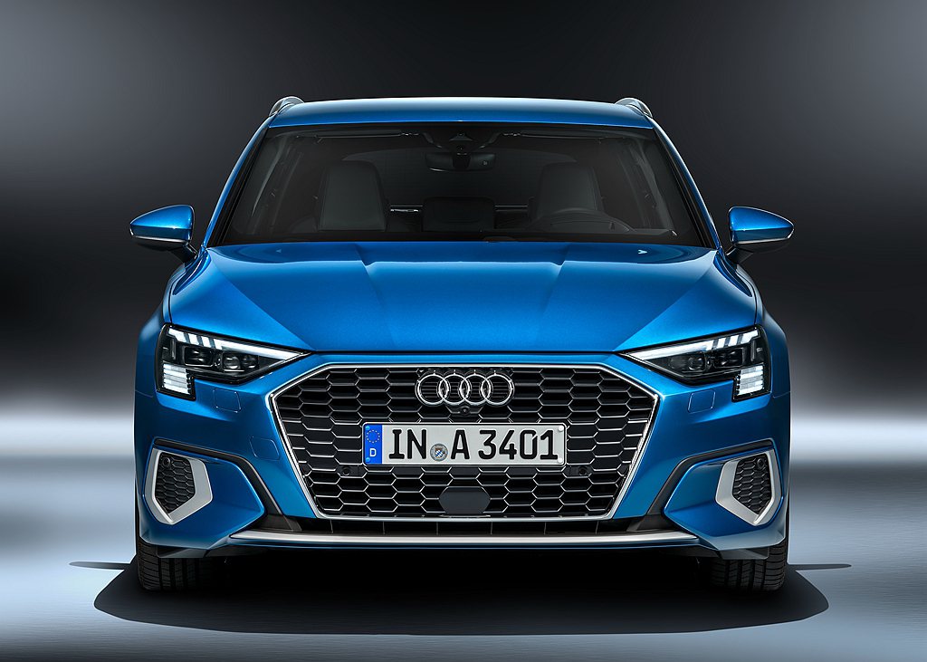 全新世代Audi A3 Sportback霸氣搶眼的車頭輪廓，由寬大的單體式六角...