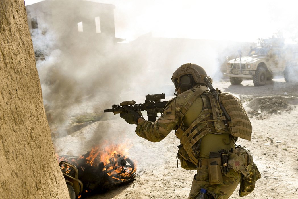 圖為2018年，美國特種作戰部隊士兵在阿富汗的領導下對塔加班組織進行為期數天的進...