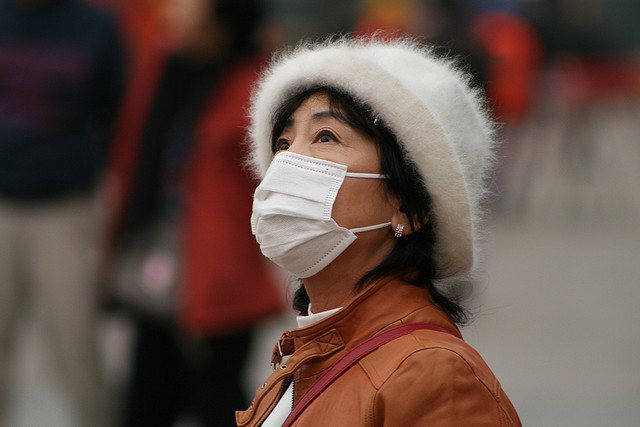 空汙日漸嚴重，台灣團隊全球首次發現能夠有效治療空汙造成的肺部發炎的菌種。（Photo by Global Panorama on flickr under CC2.0）
