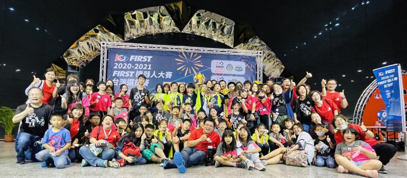 台南市安南區海東國小參加「FIRST機器人大賽台灣選拔賽」，獲3獎項。圖／海東國小提供