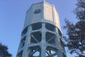 近90年歷史的朴子水塔，是當地重要地標。圖／聯合報系資料照片