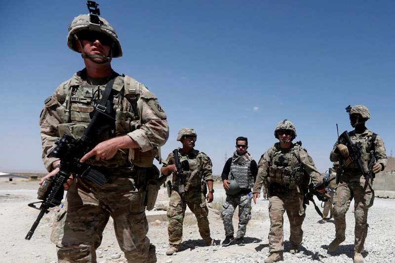 美軍將從今年5月1日起完全撤離阿富汗，之後如何維持駐阿富汗的局面，支持民選政府，讓塔里班融入民主過程，將是關鍵。圖為美軍在阿富汗國民軍基地巡邏。路透
