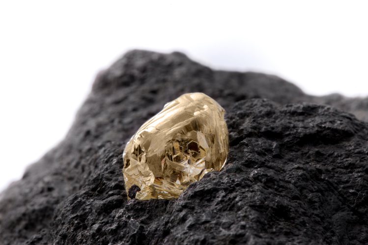 包含一顆20克拉鑽石原石金伯利岩，DE BEERS正與科學家在金伯利岩吸炭的功能。圖／DE BEERS提供