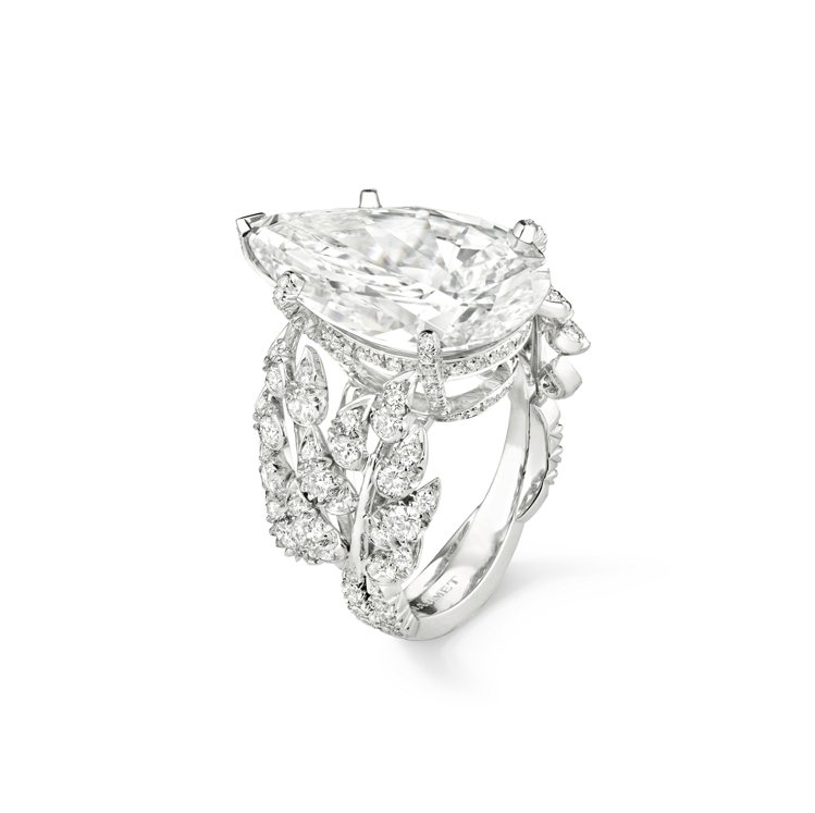 L'Epi de Blé 18K白金戒指，鑲嵌單顆D/FL Type IIA 10.53克拉的梨形切割鑽石和213顆重1.58克拉的明亮式切割鑽石，9,041萬1,000元。圖／CHAUMET提供