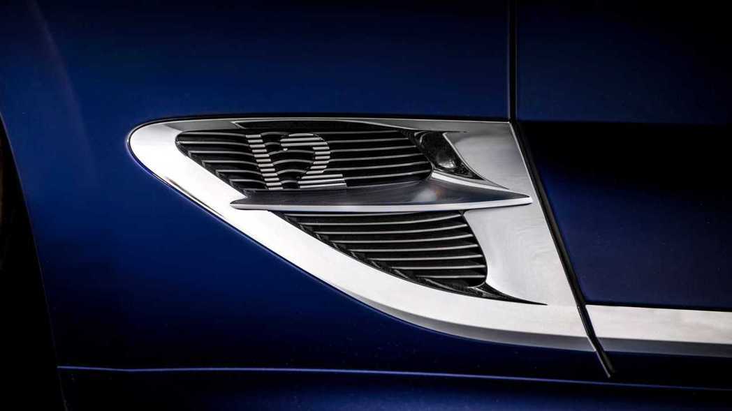 葉子板下方有象徵W12引擎的鍍鉻氣流孔。 圖／Bentley提供