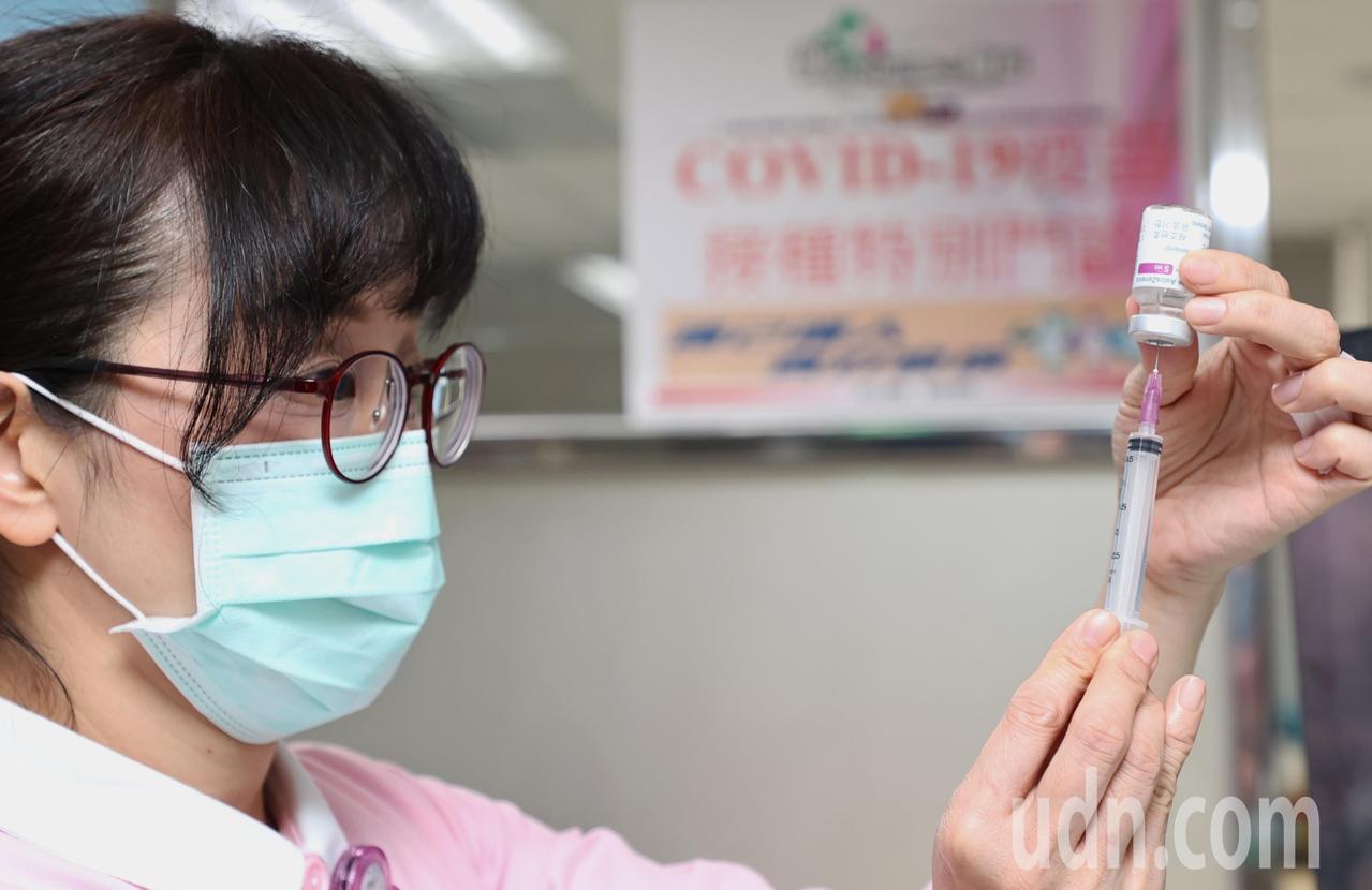 指揮中心發言人莊人祥3日表示，勞動部已研擬「疫苗接種假」，5日公布。
