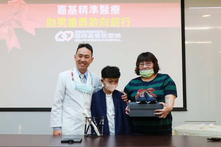 劉童母親(右起)昨天帶著孩子，出席嘉基記者會，感謝醫師陳俊和，以泰勒氏環外固定器...