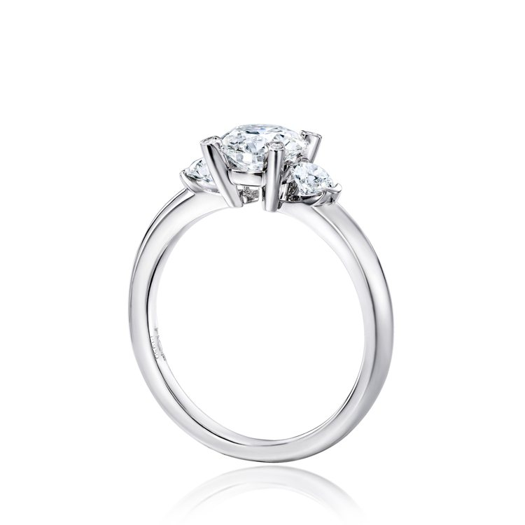 DLight鉑金3-Stone鑽石戒指鑲嵌主鑽0.50克拉款，價格未定；主鑽1克拉款式，約60萬7,000元起。圖／HEARTS ON FIRE提供