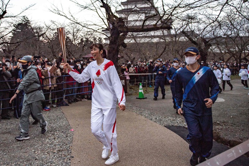 日本前奧運女排名將大林素子在福島擔任傳遞聖火的跑者，沿途得到民眾的加油、歡聲。法新社