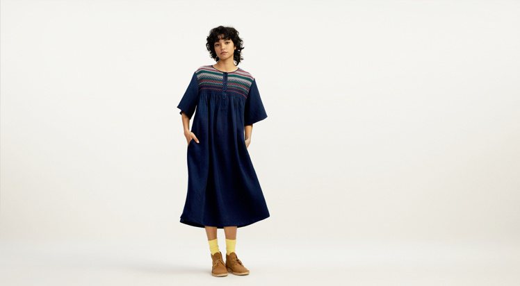 UNIQLO JW ANDERSON春夏聯名系列亞麻混紡設計洋裝1,990元。圖／UNIQLO提供