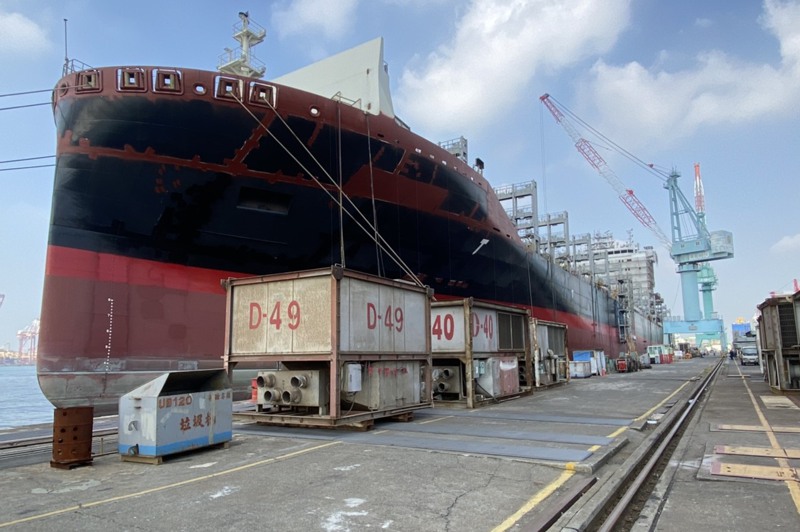 去年11月高雄港的台船碼頭，傳出包商進行焊接突氣爆，造成1死1傷。記者林伯驊／翻攝