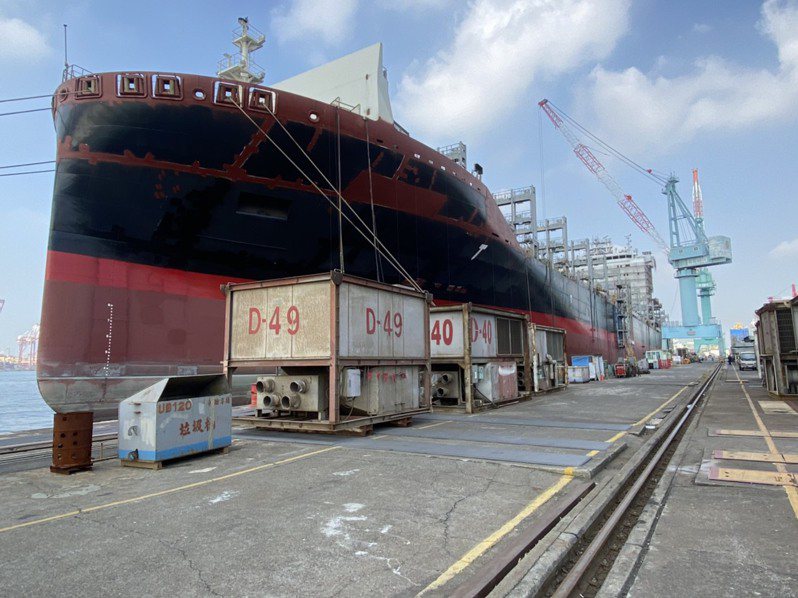 去年11月高雄港的台船碼頭，傳出包商進行焊接突氣爆，造成1死1傷。記者林伯驊／翻攝
