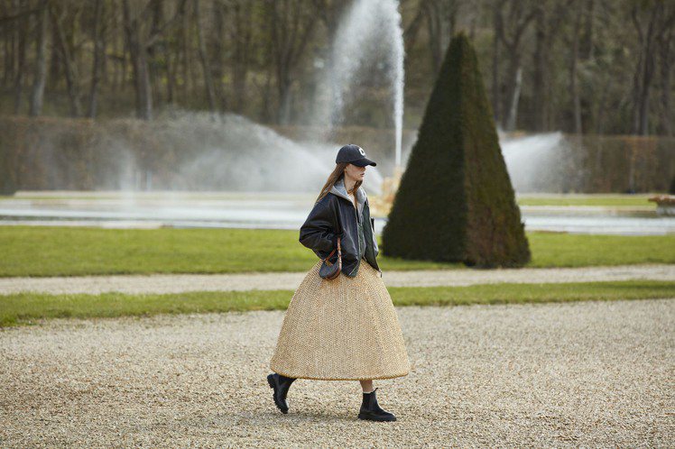 冬季女裝顯現了濃烈的法式情懷，Hedi Slimane融入了高級訂製洋裝設計。圖／CELINE BY HEDI SLIMANE提供
