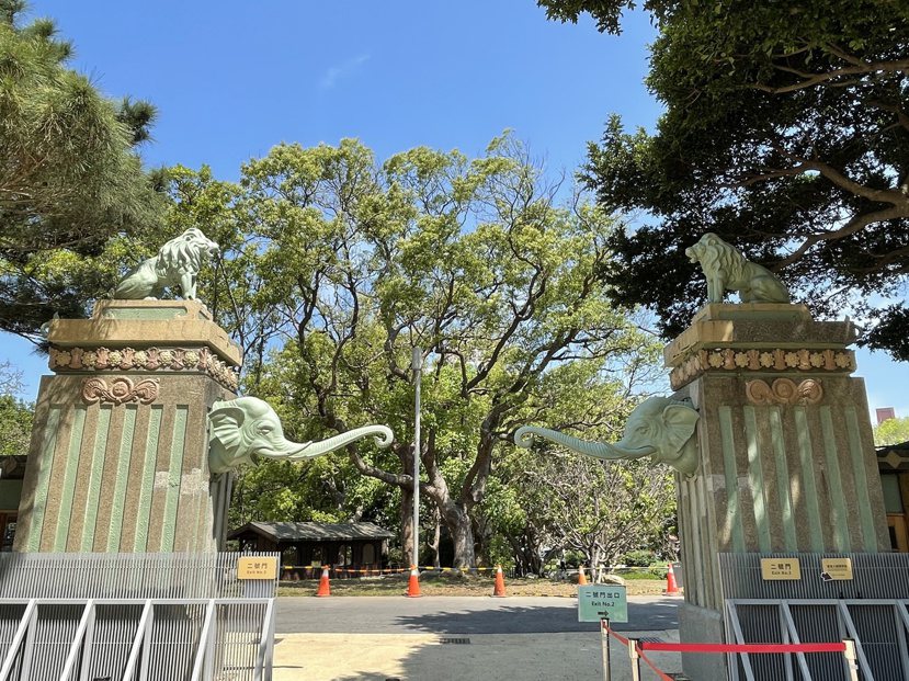 新竹市立動物園保留大家記憶中的大象門與噴水池，修復後的大象門，重現最初的藍綠色底...
