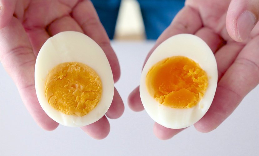 水煮蛋講座：煮超過12分鐘的狀態，蛋黃為淡黃色且產生沙沙的口感（左）、10分鐘的...