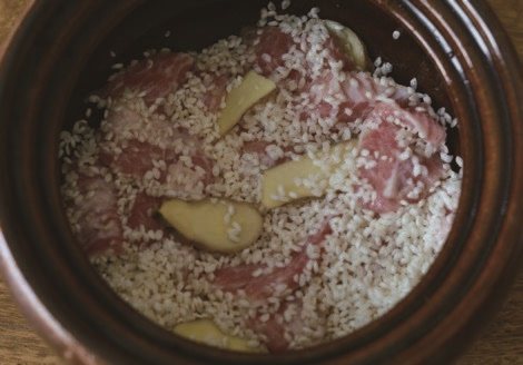 醃好的松阪豬，連同醃汁一起倒入土鍋，全數拌勻。 圖／悅知文化 提供