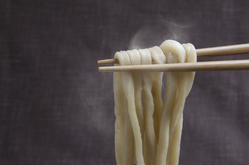 一名網友好奇台灣為何沒人像韓國一樣煮完麵條再用冷水搓洗，貼文引起不少討論。 示意圖／ingimage