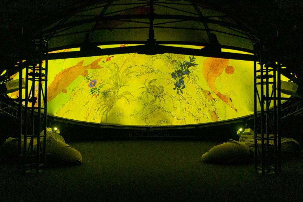 《花間迷走》球幕影像裝置，被盧明德稱為「動畫的大遷徙」。 圖／臺北市立美術館提供