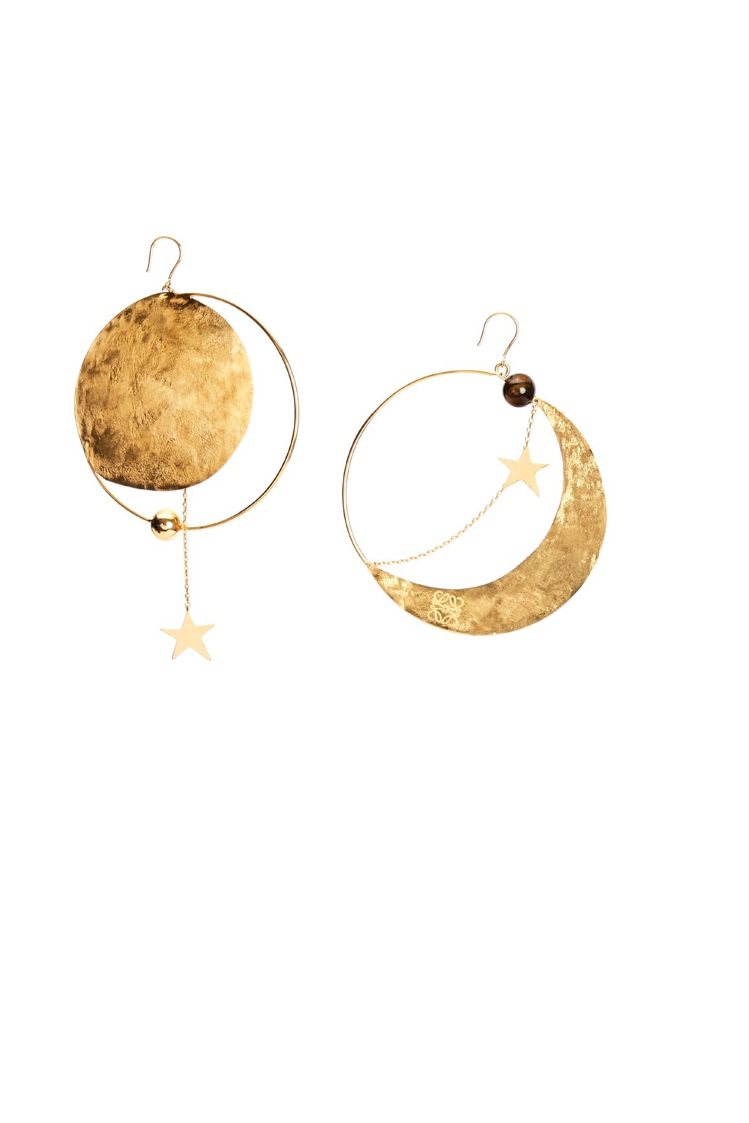 金色造型大號耳環，18,000元。圖／LOEWE提供