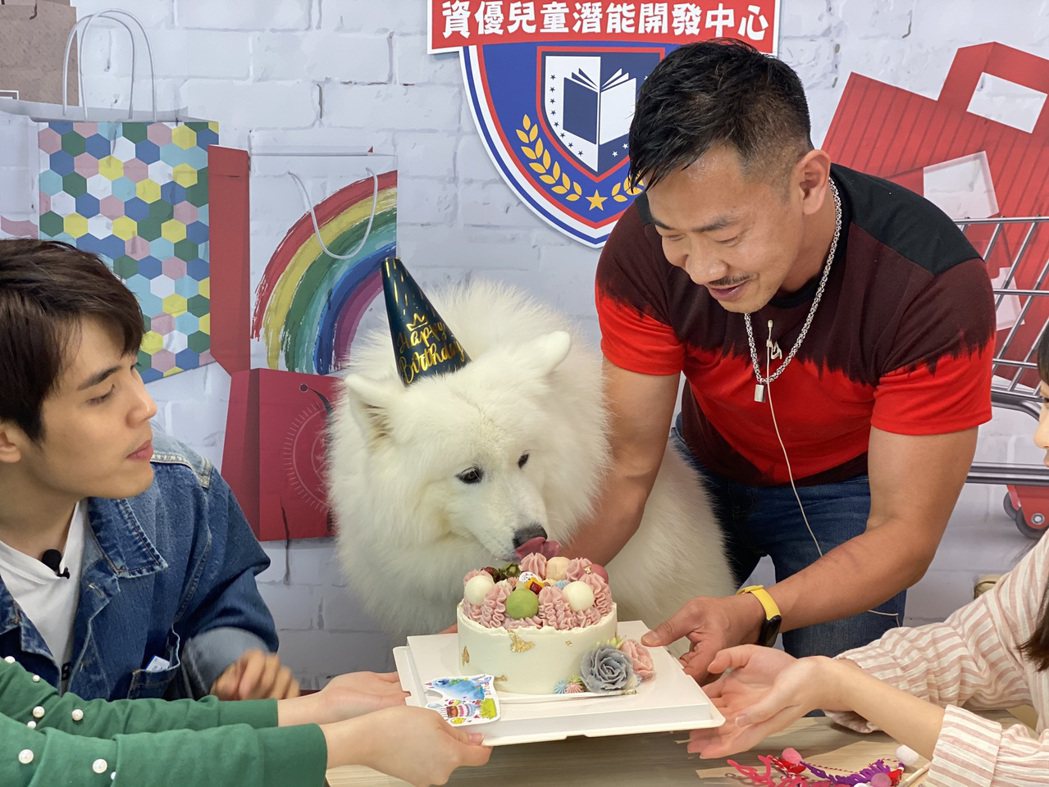 民視小生江俊翰(右)為小狗在節目上慶生。圖／民視提供