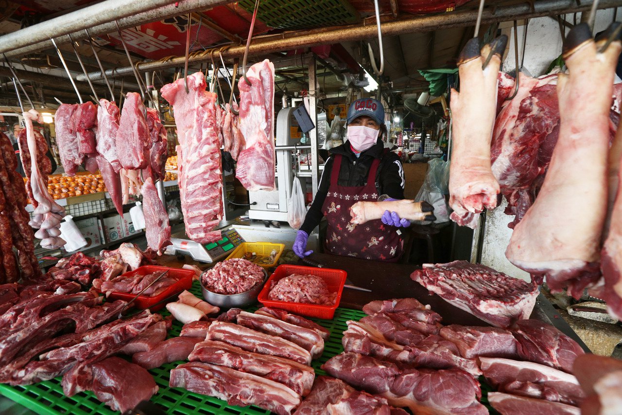 含瘦肉精「萊克多巴胺」美國豬肉已經公告開放進口，但各地傳統市場肉攤紛紛掛出國產台灣豬肉標章取信消費者，民眾也願意多花錢購買台灣溫體豬肉。圖／本報資料照片