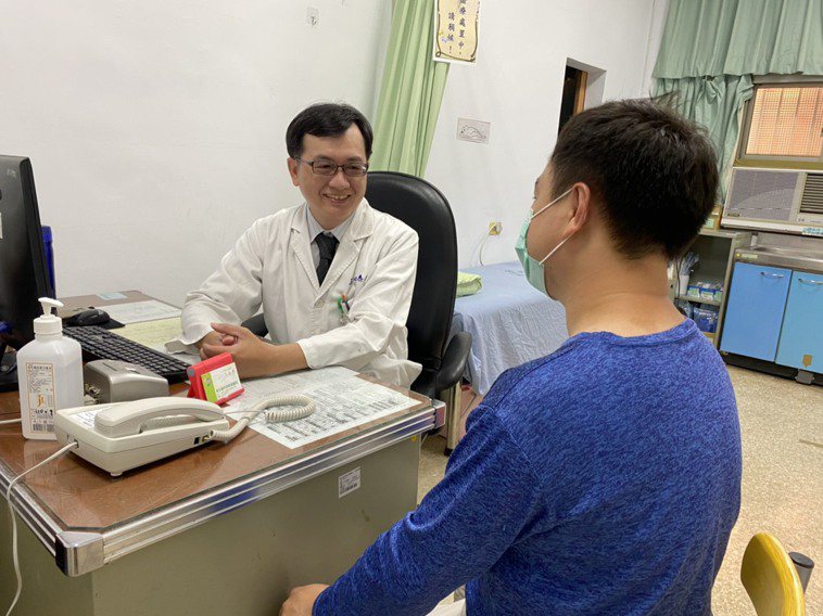 新營醫院外科主治醫師王心泰（左）表示，避免小腸阻塞，建議民眾日常飲食應細嚼慢嚥，...