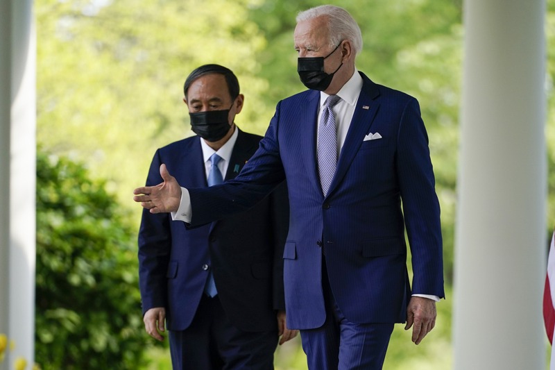 美國總統拜登（右）和日本首相菅義偉16日在白宮舉行高峰會，會後發表聯合聲明，強調維持台海和平穩定的重要。美聯社